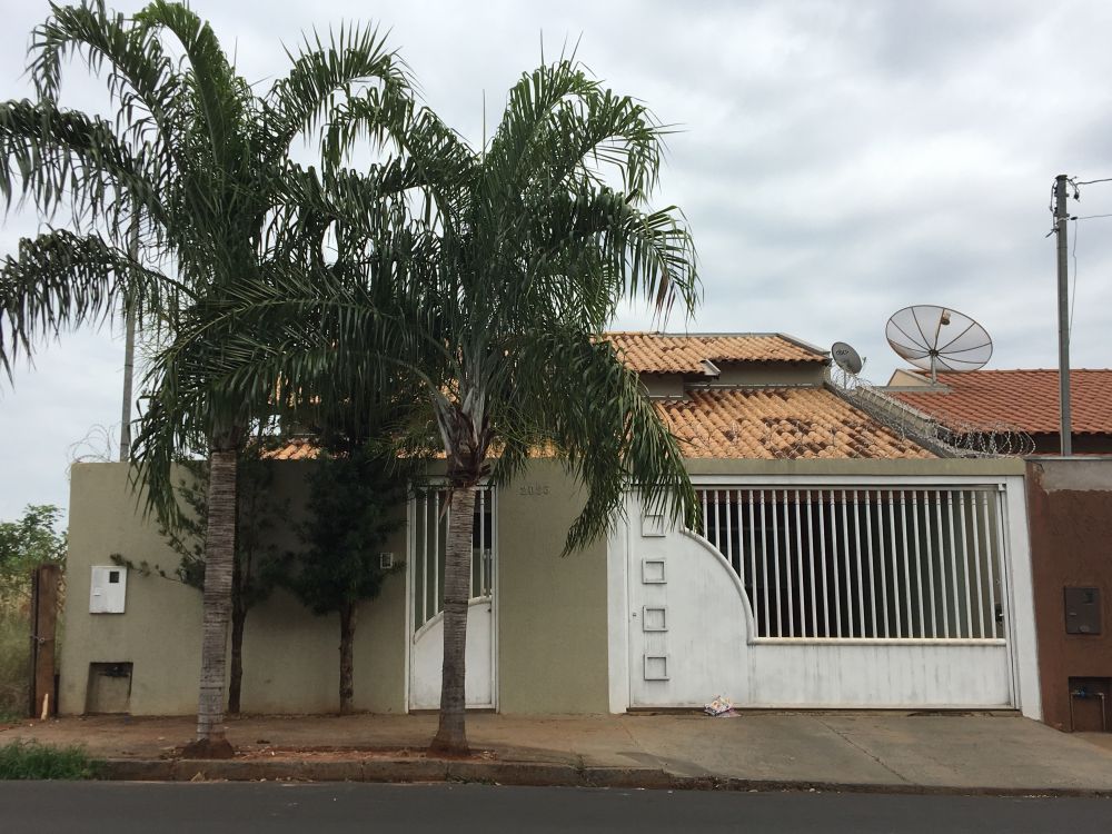 Casa à Venda com 3 dormitórios, sendo 1 suíte, Centro, Iturama - R$ 400