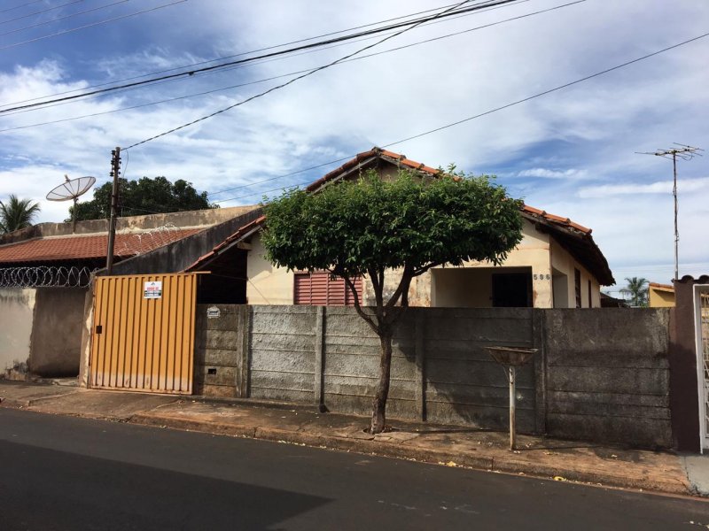 Casa à Venda com 2 dormitórios, Cohab, Iturama - R$ 110.000,00 de 90