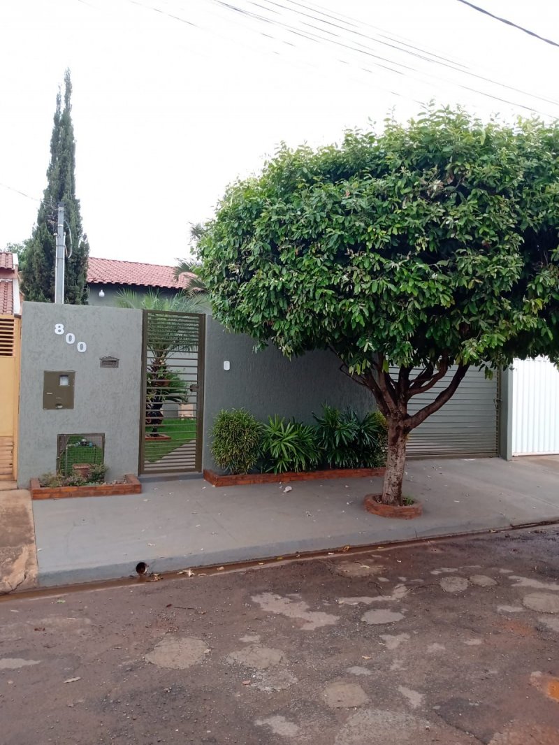 Casa à Venda com 3 dormitórios, sendo 1 suíte, Recanto dos Lagos